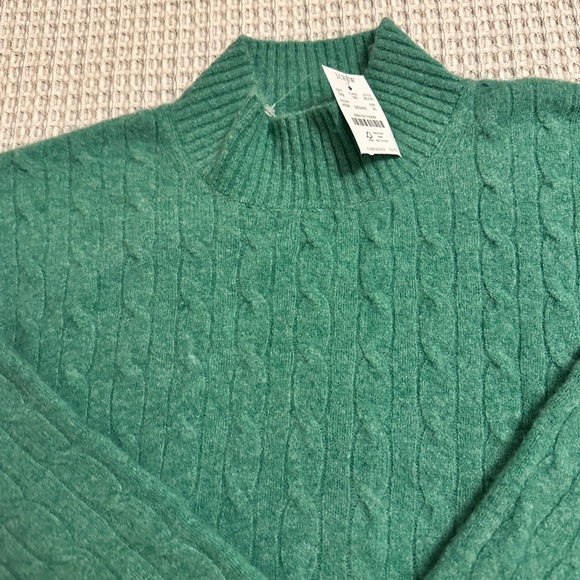 NWT Women’s Green Cable Knit Sweater - Picture 2 of 3